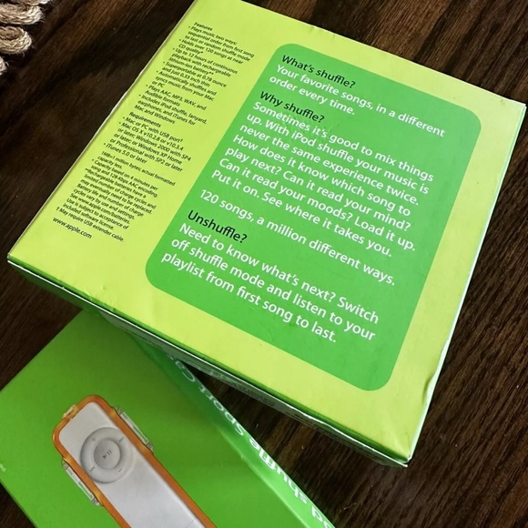 Apple iPod Shuffle - 1st Generation - Picture 4 of 8